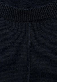 Podroben pogled na črn riban pleten material z navpičnim šivom in ribanim okrasnim ovratnikom.