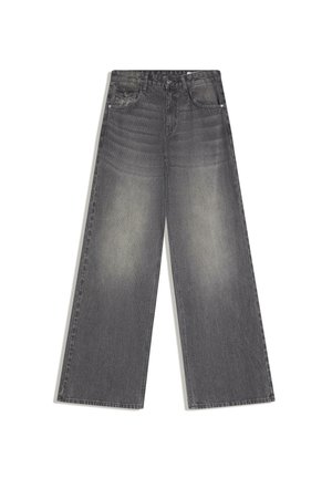 Sive kavbojke širokih hlačnic in visokim pasom iz denim tkanine z zbledenimi detajli, z gumbi na sprednji strani, z zadrgo in žepi, na belem ozadju.