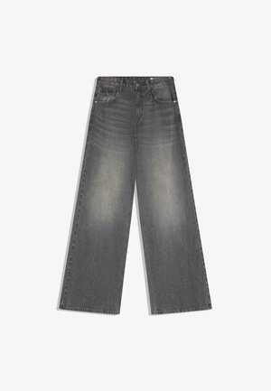 Šedé džínové kalhoty s širokými nohavicemi a vysokým pasem, s vybledlými detaily, předním zapínáním na knoflíky a zip a kapsami na bílém pozadí.