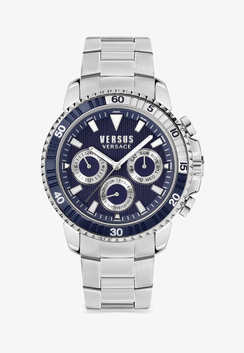 Reloj de acero inoxidable con un dial texturizado en azul marino, acentos plateados, tres subdiales de cronógrafo y un bisel giratorio marcado para intervalos de tiempo.