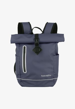 Blaues Rolltop-Rucksack mit schwarzen Akzenten, seitlichem Reißverschlussfach, verstellbaren Trägern und reflektierendem Saum am Boden. Aus strapazierfähigem Material gefertigt.