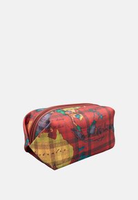 Pochette cosmetica a quadri rossi con forma arrotondata, caratterizzata da illustrazioni colorate di mappe, una chiusura con zip e una superficie tessile liscia.