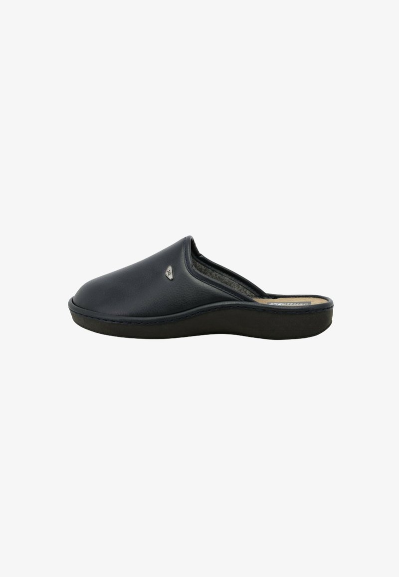 Mule in pelle scamosciata blu navy con silhouette curva, soletta imbottita e suola in gomma nera. Presenta un piccolo dettaglio del logo metallico.