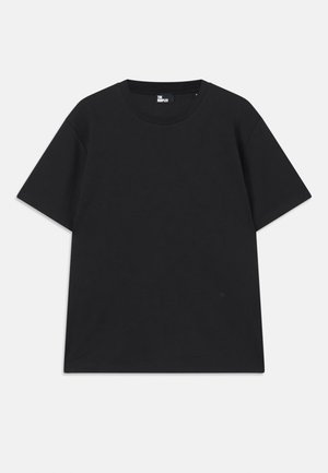 Camiseta preta de mangas curtas em algodão, com decote redondo e um pequeno detalhe de logo perto da bainha. Textura suave, corte regular.