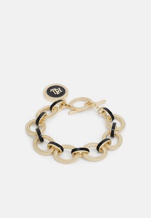 Bracelet chaîne en or avec maillons texturés et accents en émail noir, présentant un pendentif rond noir gravé de "RL" et un fermoir bascule.