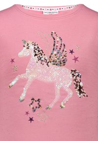 Rosa Baumwoll-T-Shirt mit einem glitzernden Einhorn-Design mit Flügeln, akzentuiert von Sternen in lila und gold, und einem strukturierten, funkelnden Hintergrund.
