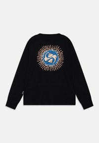 Svart långärmad t-shirt med en färgglad cirkulär grafik på baksidan, med blå och persika-toner omgiven av ett solstrålemönster.