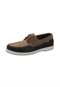 Zapatos náuticos de ante marrón y negro con costuras blancas y suela de goma; cuentan con cordones y ojetes de metal; diseño casual, de perfil bajo.