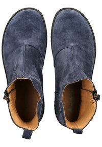 Botas de ante azul marino hasta el tobillo con cremallera lateral, puntera redonda y forro de cuero marrón. Diseñadas con una suela de goma baja para mayor comodidad.