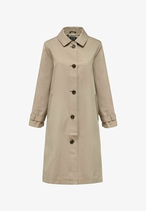 Beżowy płaszcz typu trencz o jednorzędowym kroju, z dużym kołnierzem i zapięciem na guziki. Posiada długie rękawy z podwiniętymi mankietami oraz bocznymi kieszeniami.
