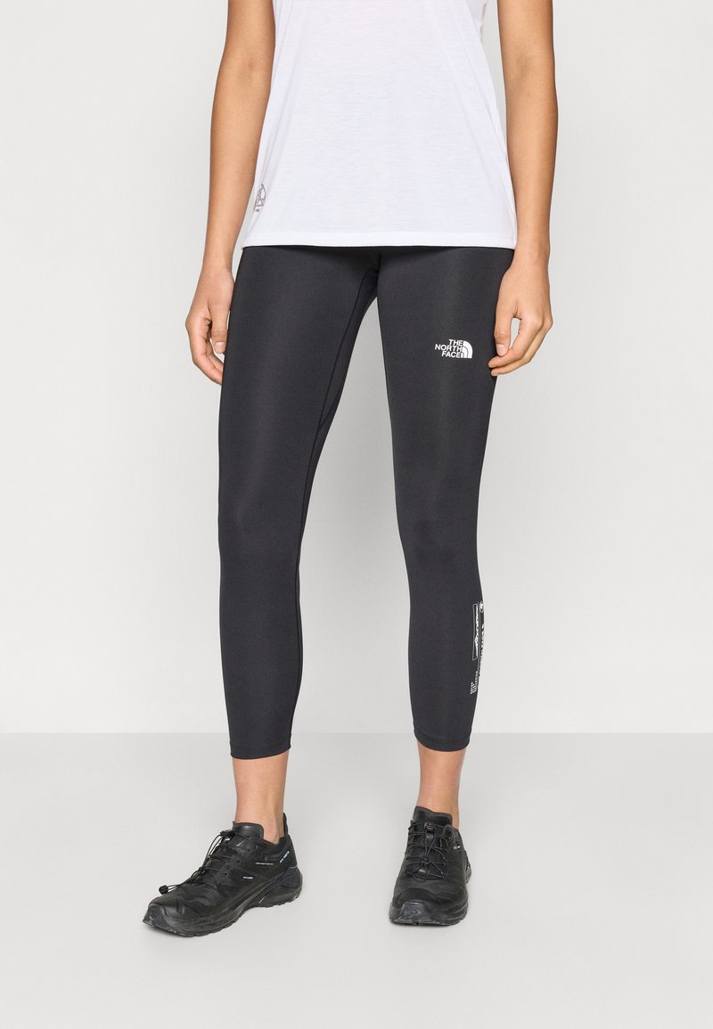 Μαύρο κολάν με εφαρμοστή σχεδίαση, που διαθέτει το λογότυπο The North Face και λευκά κείμενα. Κατασκευασμένο από ελαστικό, λείο υλικό.