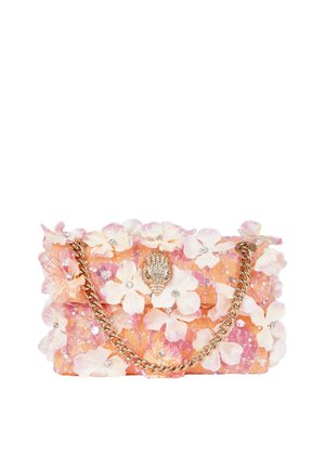Piccola borsa rosa-arancione decorata con fiori di stoffa bianchi, strass e tracolla a catena dorata, con chiusura gioiello a forma di mano.