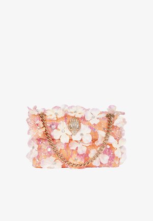 Kleine roze-oranje handtas versierd met witte stoffen bloemen, strass-steentjes en een gouden kettingriem, met een juwelen gesp in de vorm van een hand.