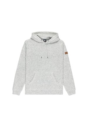 Sudadera gris con un acabado suave y texturizado, bolsillo tipo canguro, capucha con cordón ajustable y un pequeño parche de logo marrón en la manga.
