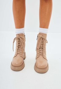 Cesare Gaspari Botine cu platformă - beige
