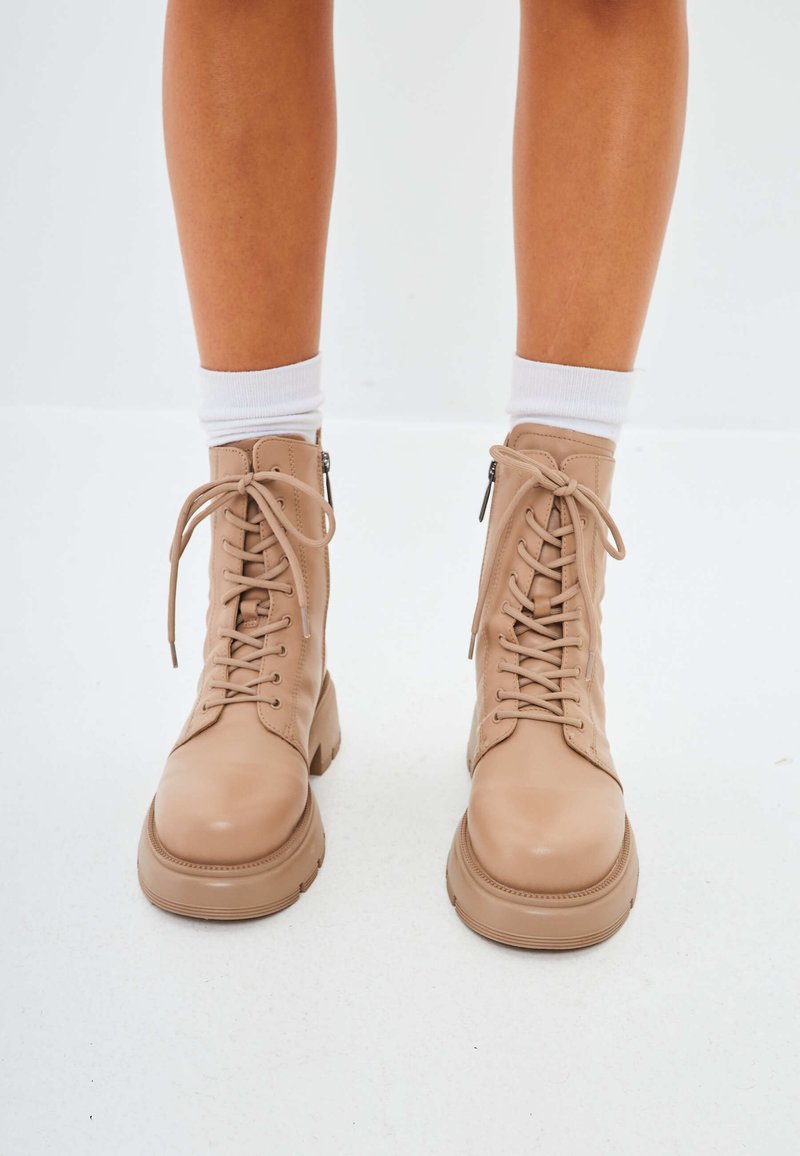 Cesare Gaspari Botine cu platformă - beige