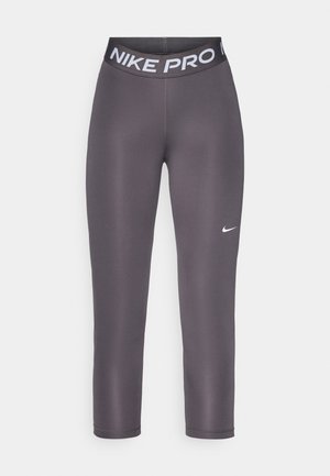 Nike Pro leggings i mørkegrå, med en svart linning som har hvit "NIKE PRO" tekst og en liten hvit logo på høyre lår. Jevn tekstur.