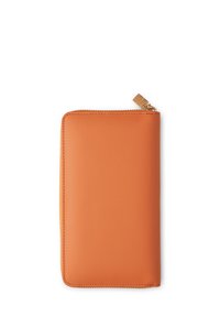 Portafoglio in pelle arancione con superficie liscia, forma rettangolare e zip dorata con un discreto dettaglio di branding.