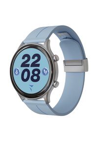 Ronde smartwatch met een zilverkleurige metalen rand, lichtblauwe siliconen band en een felblauw display waarop de tijd "22:08" in donkere cijfers wordt weergegeven.