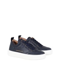 Sneakers in pelle blu navy con suola in gomma bianca, caratterizzati da punta rotonda, design con lacci e interno beige. Inclusa la firma dorata "Alexander Smith".