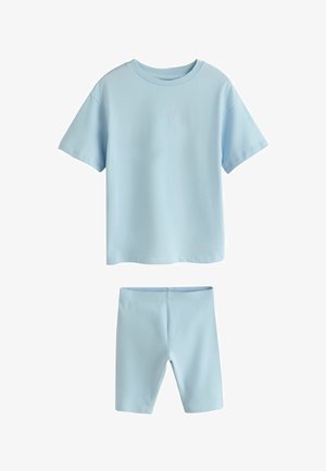 Jasnoniebieska koszulka z krótkim rękawem oraz dopasowane krótkie spodenki do kolan, oba gładkie z małym haftowanym logo na środku przodu koszulki.