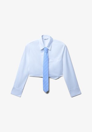 Helles blaues, kurzes Hemd mit langen Ärmeln und spitzem Kragen, kombiniert mit einer hellblauen gestreiften Krawatte. Glattes Material, minimalistisches Design.