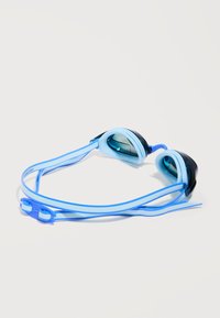 Μπλε γυαλιά κολύμβησης με σκουρόχρωμους φακούς και ρυθμιζόμενο διπλό λουράκι σε απλό λευκό φόντο.