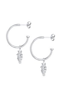 Silberne Creolen mit einem floralen Charm, der von jeder Ohrlinie baumelt, kreisförmige Form, glatte Textur und polierte Oberfläche.