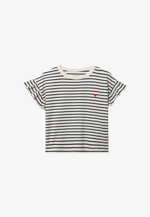 Chemise blanche à manches courtes avec des rayures noires horizontales, des manches volantées et un petit cœur rouge brodé sur la poitrine gauche.