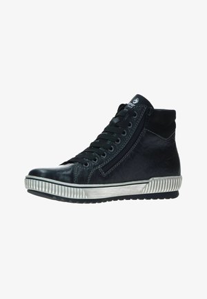 Zwarte leren high-top sneakers met een textuuroverlay, vetersluiting aan de voorkant, zijrits en een rubberen zool met horizontale groeven.