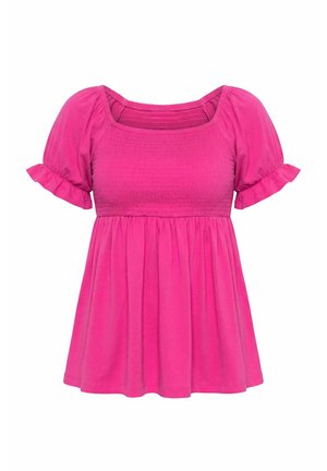 Blouse courte à manches courtes rose vif avec corsage smocké, encolure carrée, manches bouffantes et partie inférieure fluide froncée.