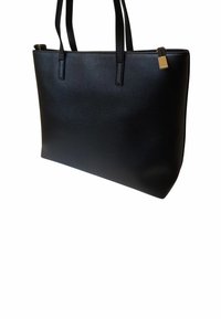 Borsa a tracolla nera in pelle con un design strutturato, texture liscia, due manici lunghi e un accento in metallo dorato sul tirante della cerniera.