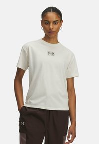 Under Armour TRAIL RUN GRAPHIC - Sport T-shirt - stone