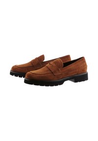 Mocassins en daim marron avec un design brodé, semelle en caoutchouc noir plat et détail de bande simple sur le dessus du pied. Texture lisse et bout rond.
