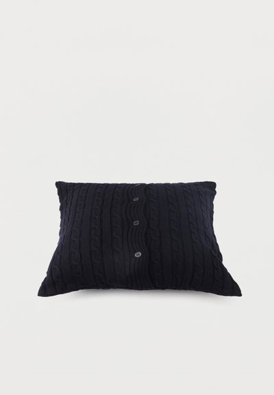 Ορθογώνιο μαύρο πλεκτό μαξιλάρι με σχέδια καλωδίων και τρία κουμπιά στο κέντρο, σε απλό λευκό φόντο.