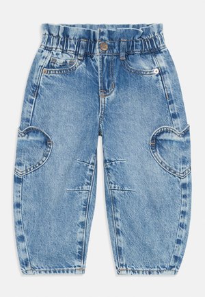 Ljusblå denimbyxor med elastisk midja, hjärtformade knälappar och synliga sömnadsdetaljer. Har fem fickor.