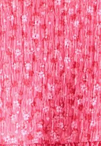 Roze gestructureerde stof met een bloemenpatroon van kleine bloemen, met verschillende tinten roze en subtiele toonverschillen.