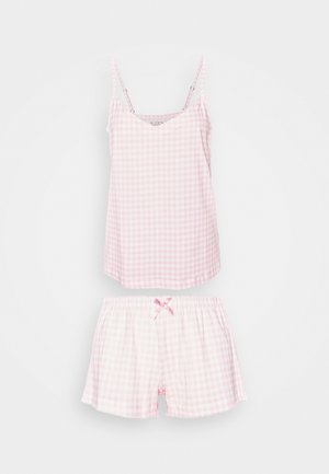 Conjunto de pijama de dos piezas en gingham rosa, con una parte superior sin mangas que cuenta con tirantes ajustables y pantalones cortos holgados con cintura elástica y un lazo.
