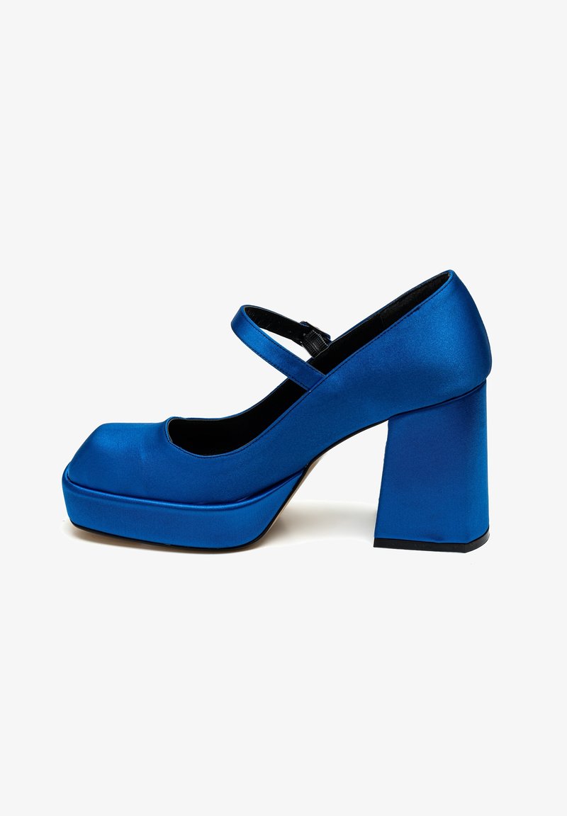 Chaussure Mary Jane plateforme en satin bleu avec talon bloc épais et bride de cheville, présentée de profil sur fond blanc.