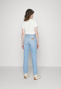 Wrangler WILD WEST - Calças de ganga de perna direita - crystal ice