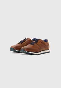 Herren braune Leder-Sneaker mit schwarzen Schnürsenkeln und blauer Innenausstattung, weißen Sohlen und geprägtem Markenzeichen an der Seite.
