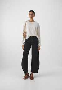 DRYKORN CESIDIE - Topper langermet - off white