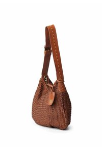 Borsa a tracolla intrecciata marrone con una superficie testurizzata, caratterizzata da dettagli in pelle e una maniglia corta. Include un piccolo etichetta attaccata con delle scritte.