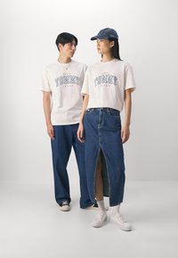 Tommy Jeans VARSITY TEE UNISEX - Camiseta estampada - ancient white