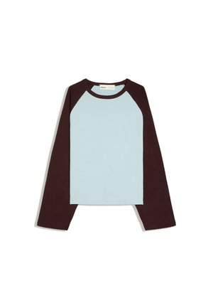 Tricou raglan cu mâneci lungi, corp albastru deschis și mâneci și guler maro închis, așezat plat pe un fundal alb.