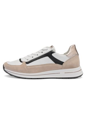 Lavtop sneaker med hvidt læder, beige ruskindsoverlays, sort accentstribe, metallisk hæl, hvide snørebånd og gummisål.