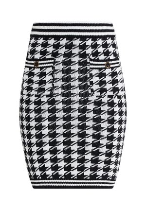 Szydełkowana spódnica ołówkowa w czarno-białym wzorze w karo. Posiada ribbed w pasie oraz dwie przednie kieszenie z guzikami w złotym odcieniu.