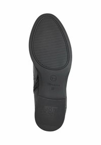 Czarna podeszwa buta wykonana z gumy, z teksturowanym wzorem gripu, oznaczona napisem "ANTISLIDE" oraz logo marki "tamaris" z rozmiarem "37".