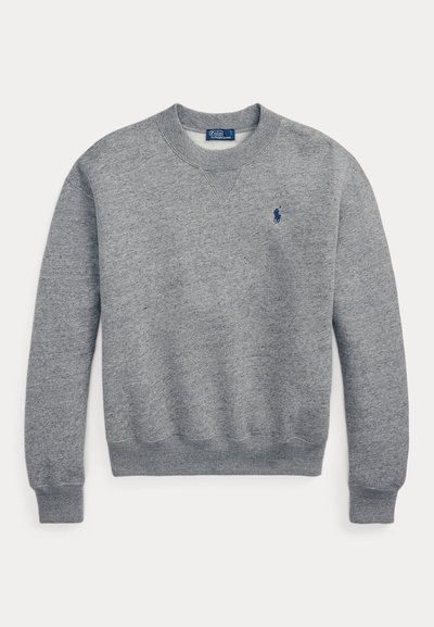 Pelēka garroku džemperis ar apaļu kakla izgriezumu, ar ribveida aprocēm un apakšmalu, ar mazu tumši zilu polo spēlētāja logo kreisajā krūšu pusē.