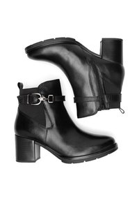 Fekete bőr bokacsizma blokk sarokkal, elasztikus résszel és dekoratív csattal. Simább textúrájú, stílusos, modern dizájn.